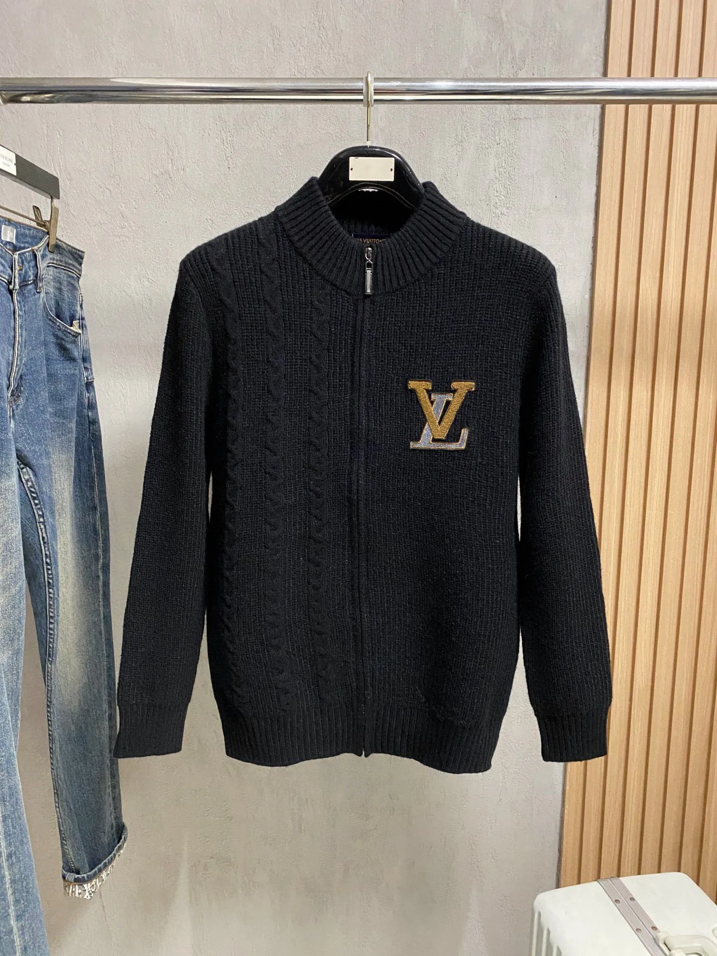 🅿️560 【LV Louis Vuitton】Autumn and winter classic cardigan sweater, in full condition! ! ! Wool blended fabric, the latest model in 2025, golden ratio! ! Slim-fitting soft gold, versatile and practical item, the combination and practicality are extremely powerful, simple and elegant, and classy! To create your own style, it is highly recommended to buy it in two colors. The standard slim fit tailoring process is suitable for both young and old men. It is knitted from wool and will not cause any discomfort! While keeping warm, it is stylish, textured and wearable, and the classic logo with contrasting colors on the chest feels in place! ! Recommended for regular customers! ! Size M-3XL (maximum wear: 190 pounds)